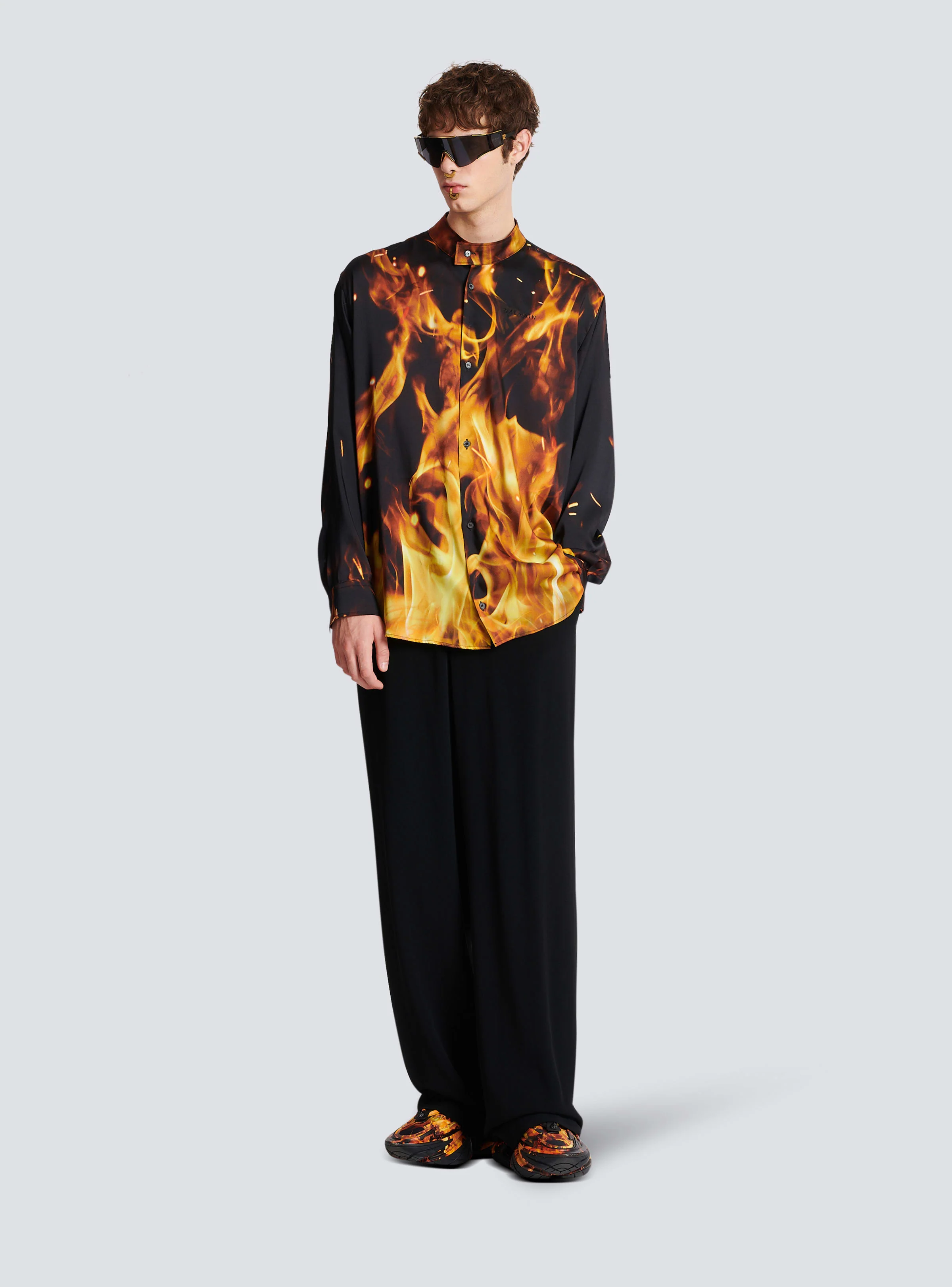 BALMAIN MEN'S BLACK YELLOW FIRE PRINT COLLARLESS SHIRT - Image 2