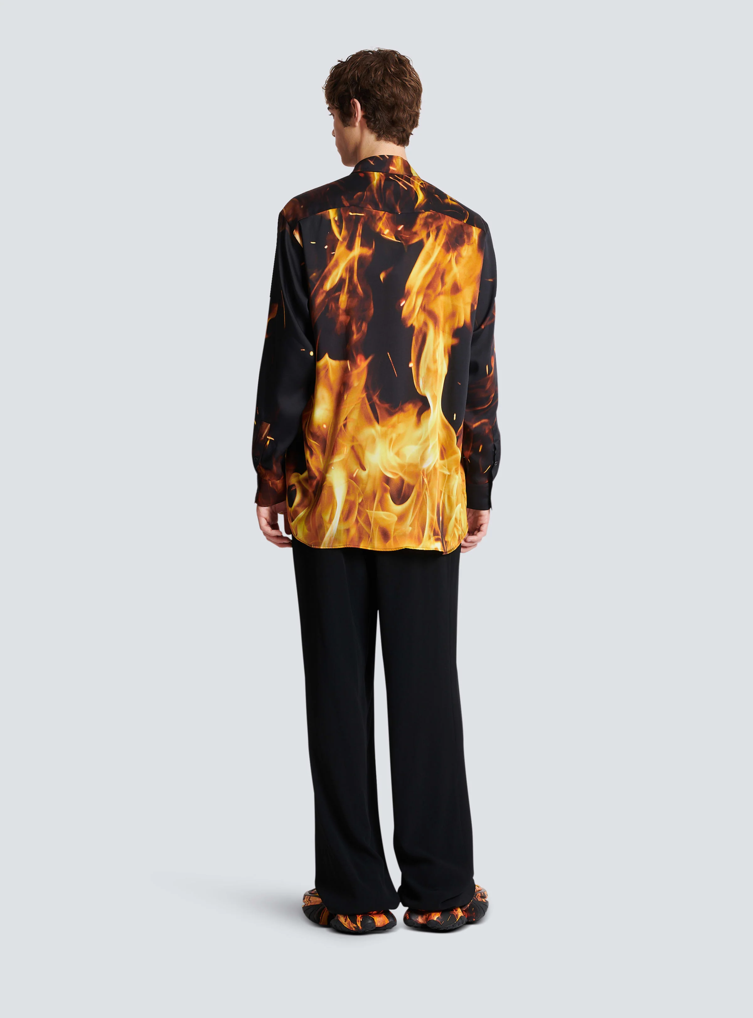 BALMAIN MEN'S BLACK YELLOW FIRE PRINT COLLARLESS SHIRT - Image 4