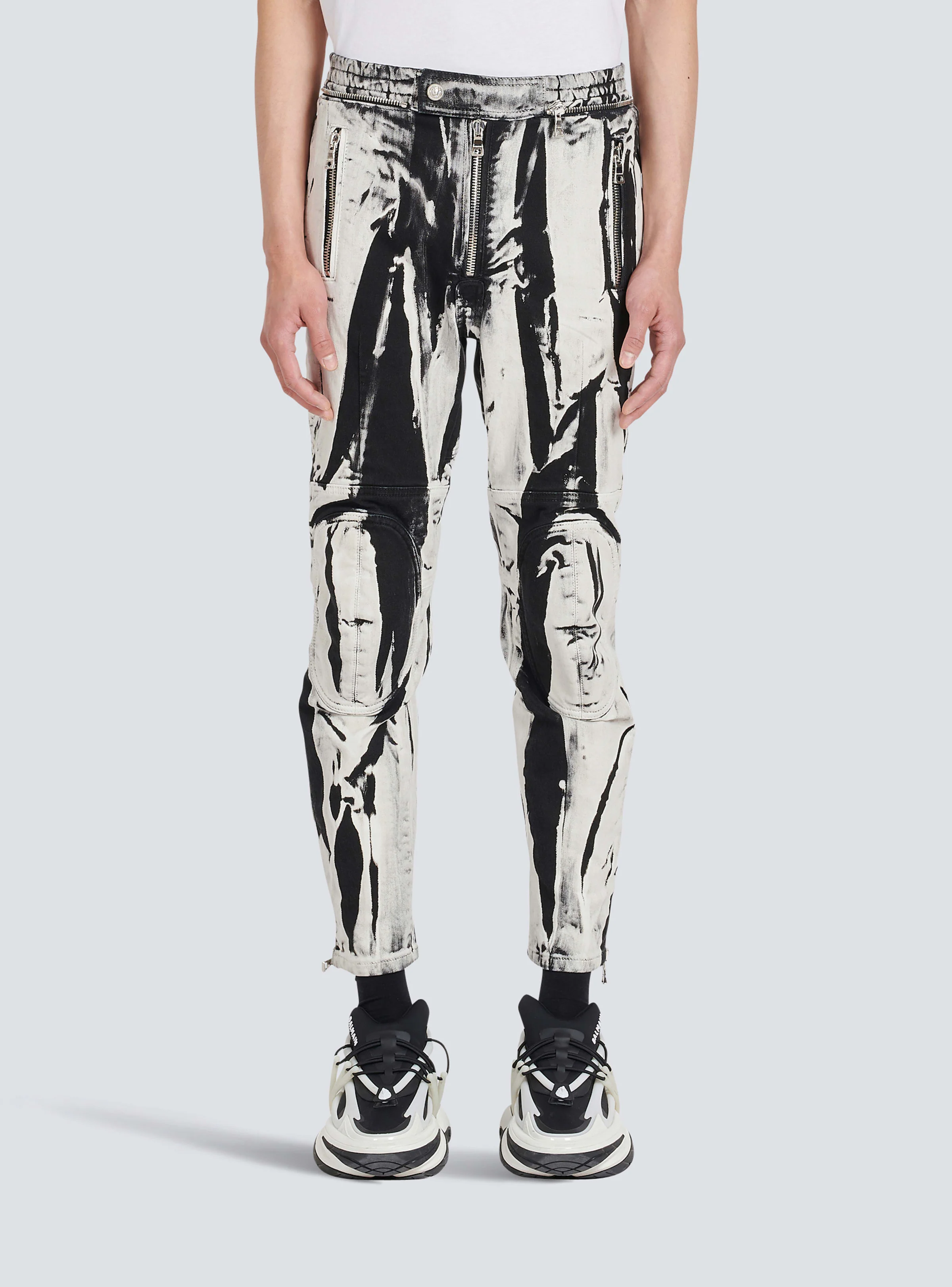 BALMAIN MEN'S KNEE-PADS B&W PRINTED RIDER JEANS NWT - Image 5