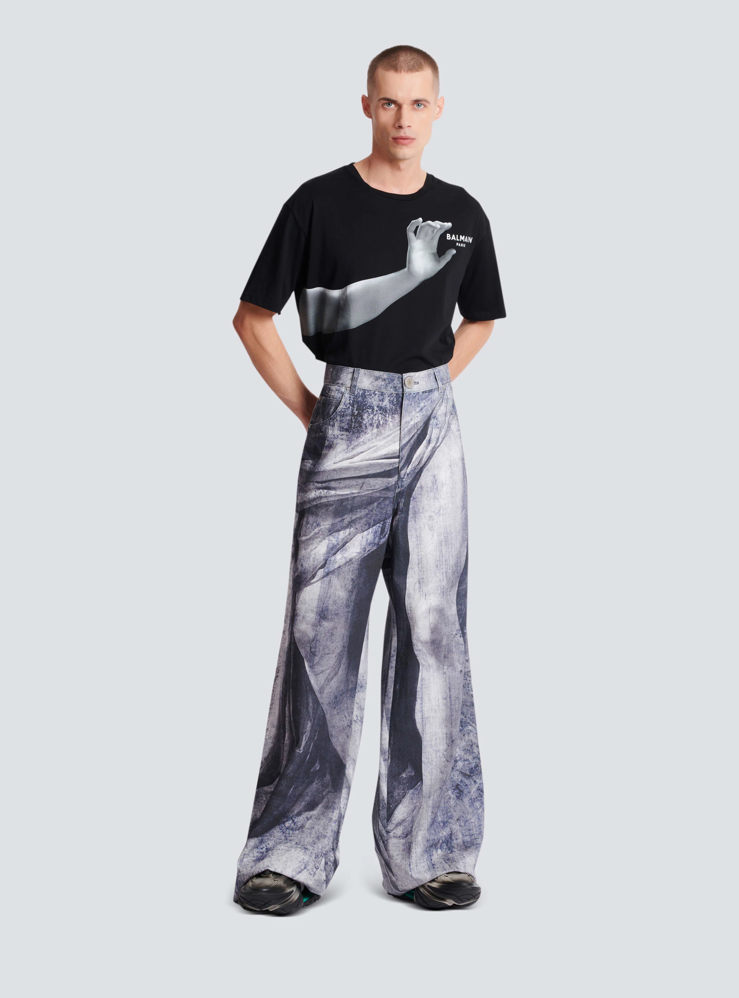 BALMAIN MEN'S BLUE MULTI STATUE PRINT DENIM TROUSERS - Image 2