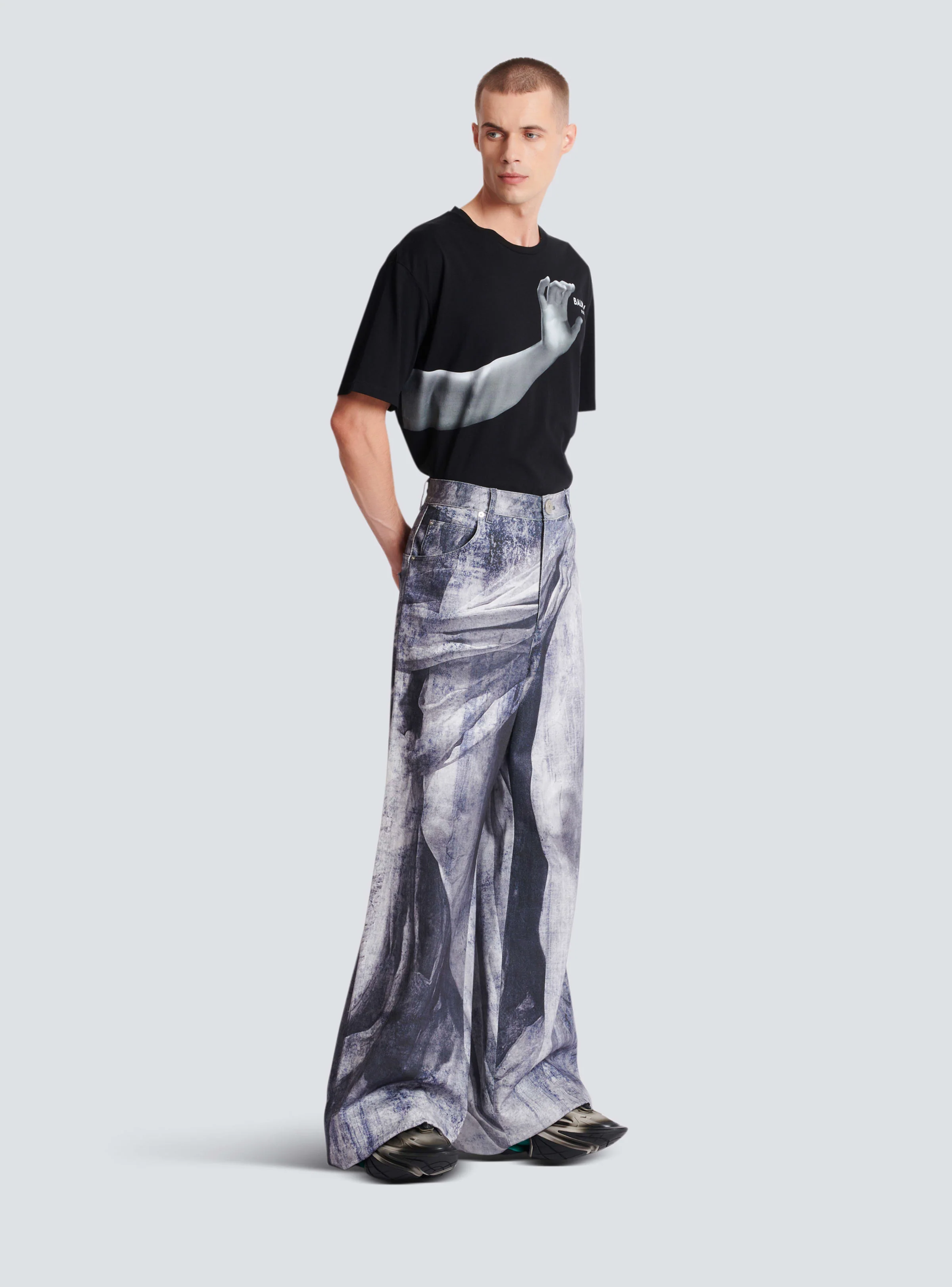 BALMAIN MEN'S BLUE MULTI STATUE PRINT DENIM TROUSERS - Image 3