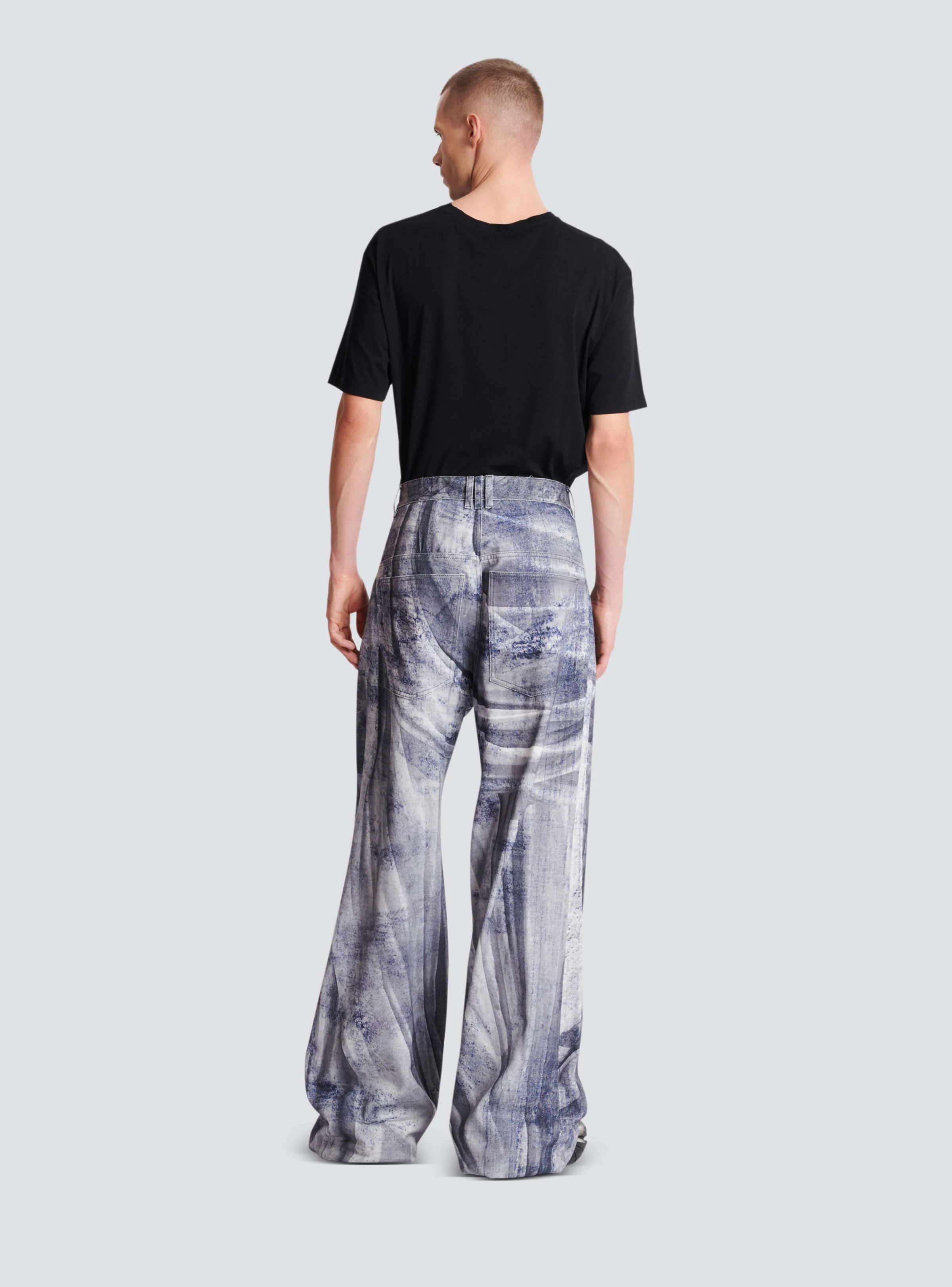 BALMAIN MEN'S BLUE MULTI STATUE PRINT DENIM TROUSERS - Image 4