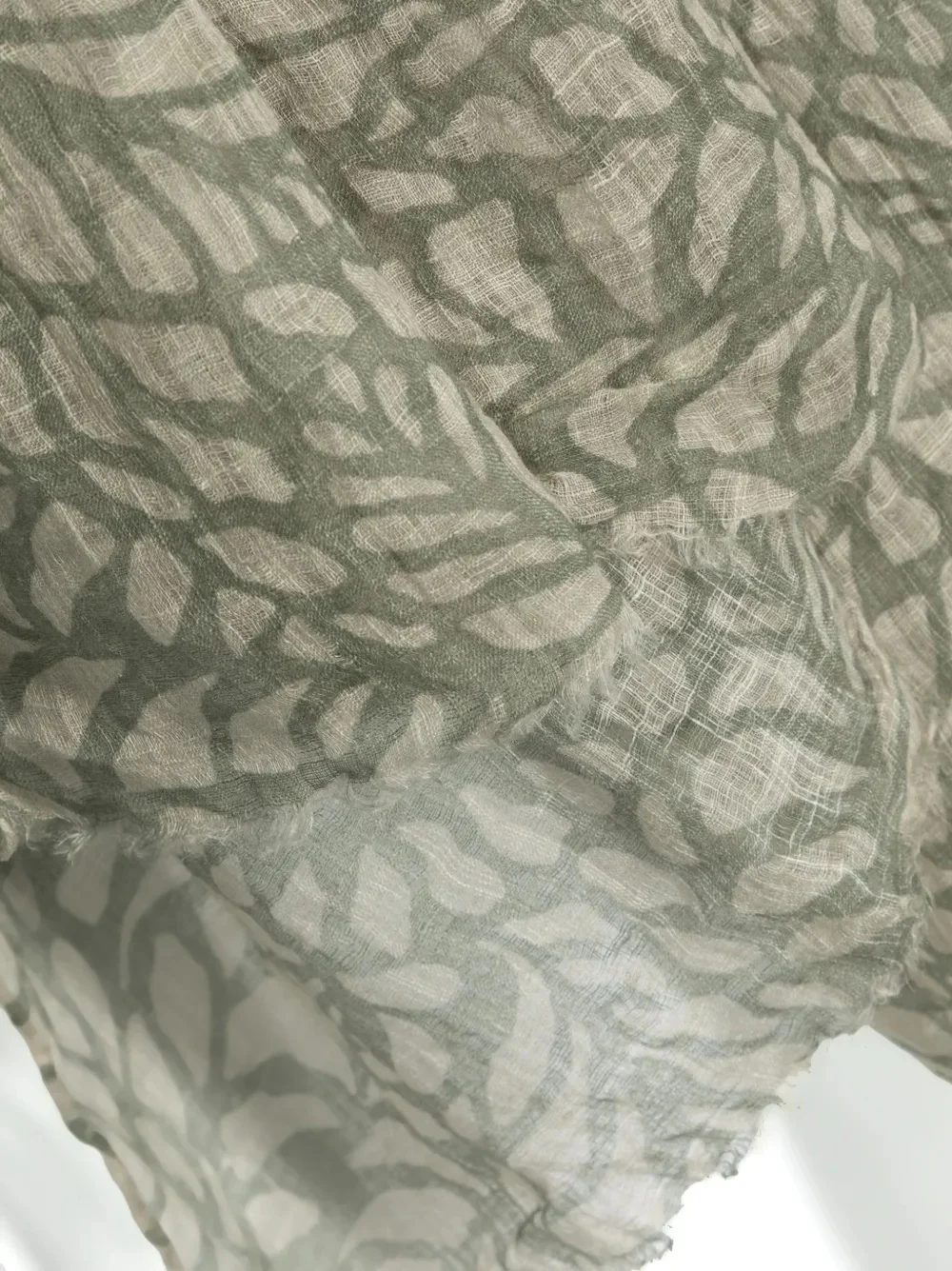 BRUNELLO CUCINELLI WOMEN'S BEIGE AND GREEN PATTERNED SCARF