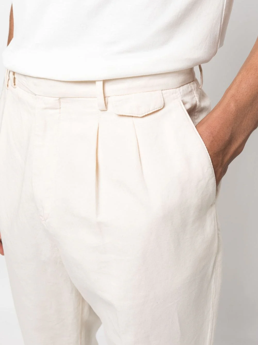 BRUNELLO CUCINELLI MEN'S OFF-WHITE PLEATED TROUSERS WITH CUFFS - Image 5