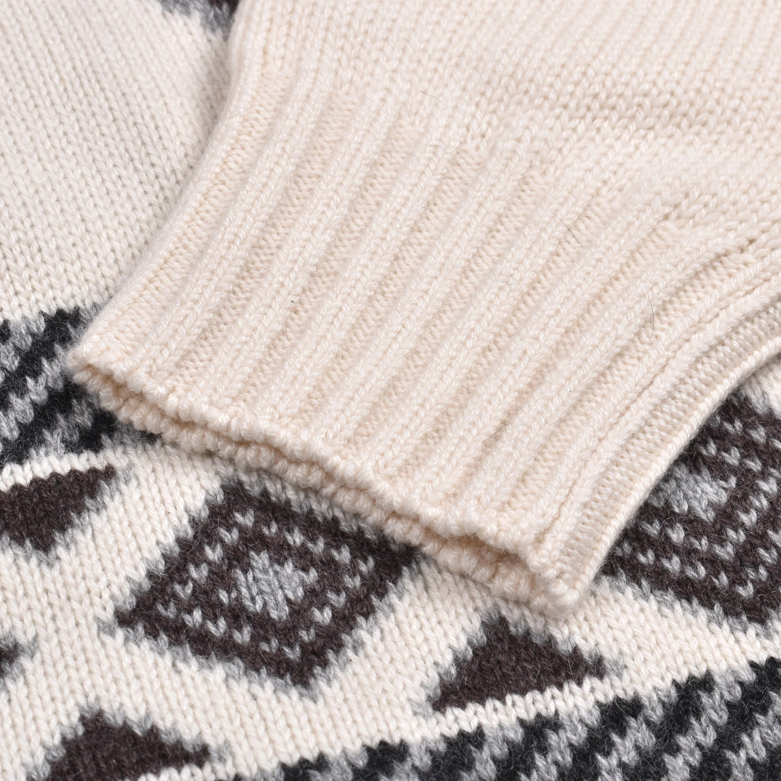 BRUNELLO CUCINELLI MEN'S WHITE BLACK CASHMERE PATTERNED TURTLENECK SWEATER - Image 4