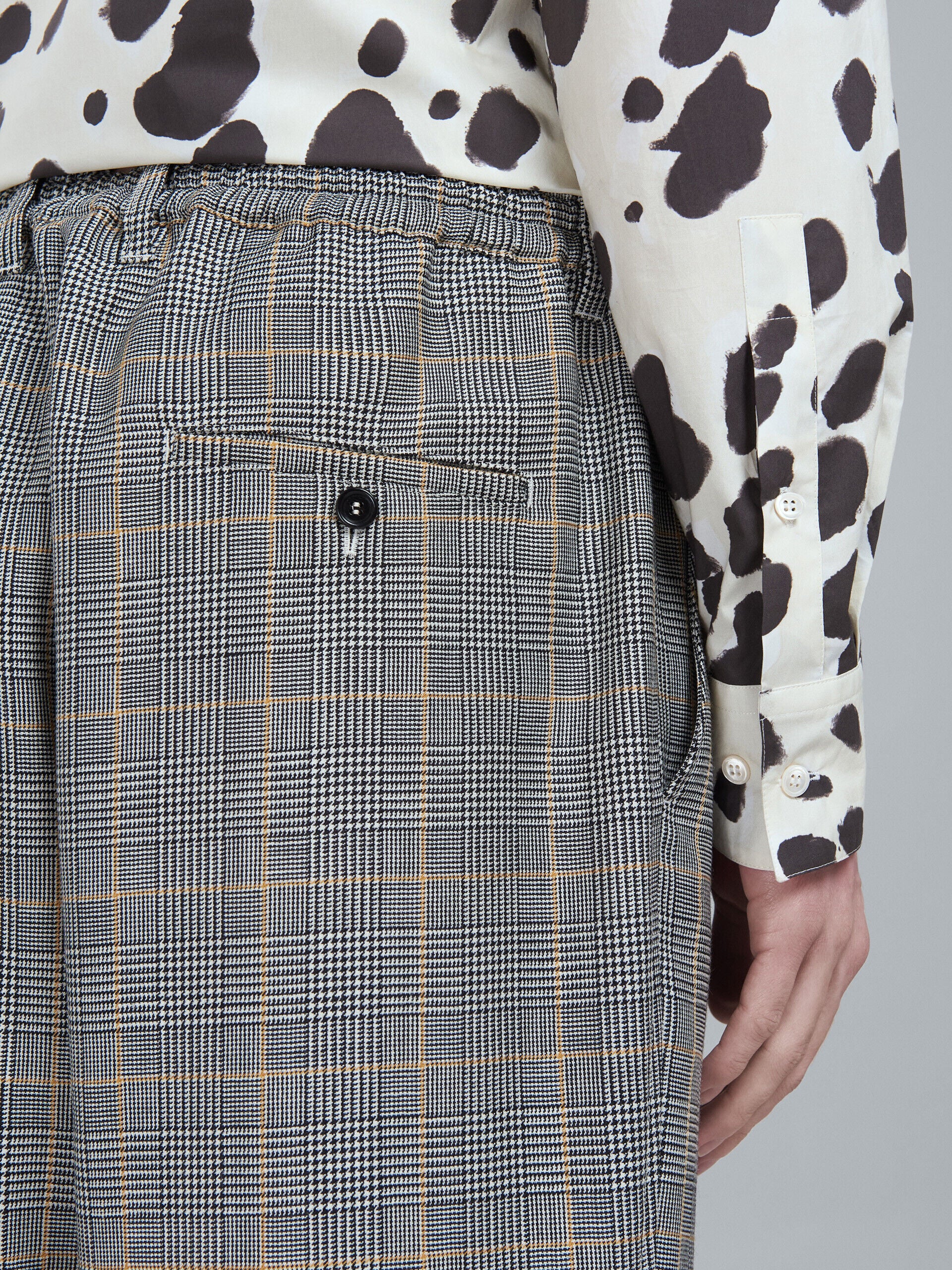 MARNI MEN'S GRAY PLAID PLEATED TROUSERS - Image 4