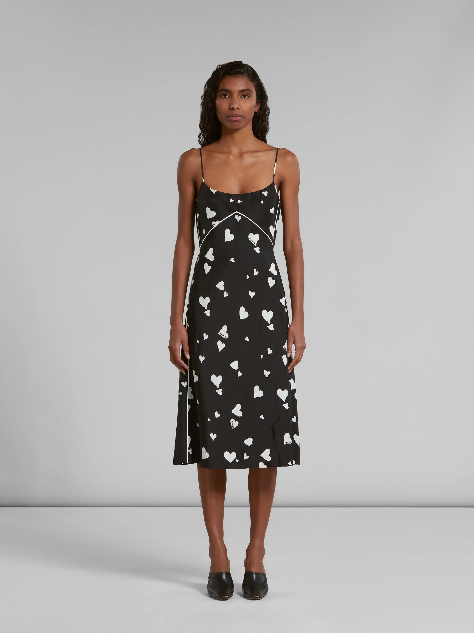 MARNI WOMEN'S BLACK HEART-PRINT SLIP DRESS - Image 2