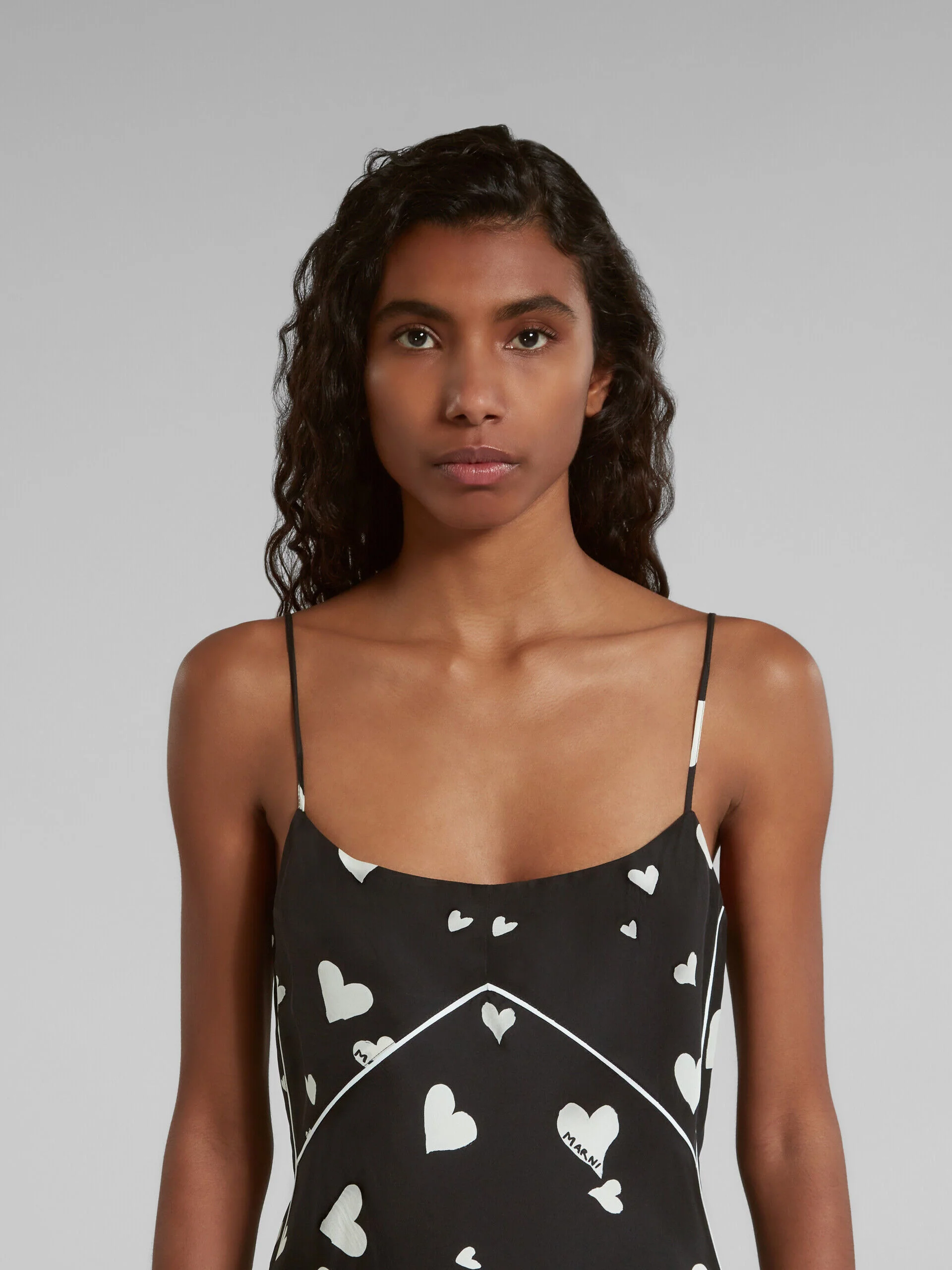 MARNI WOMEN'S BLACK HEART-PRINT SLIP DRESS - Image 4