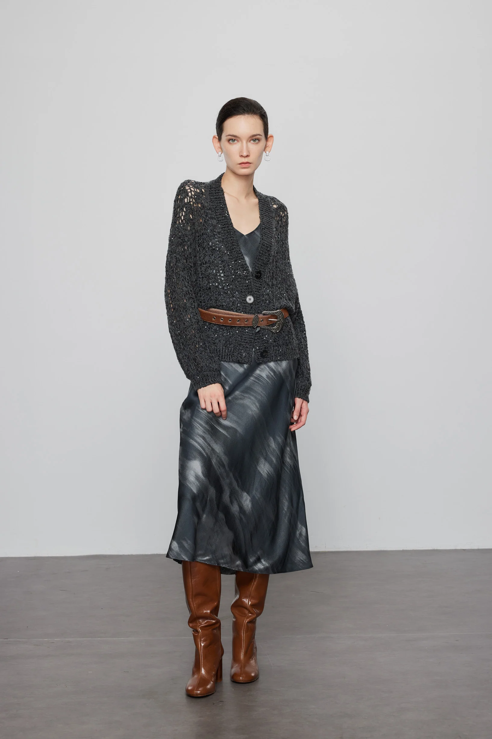 Max Simple Artisanal Crochet Cashmere Cardigan_Dark Grey - Image 2