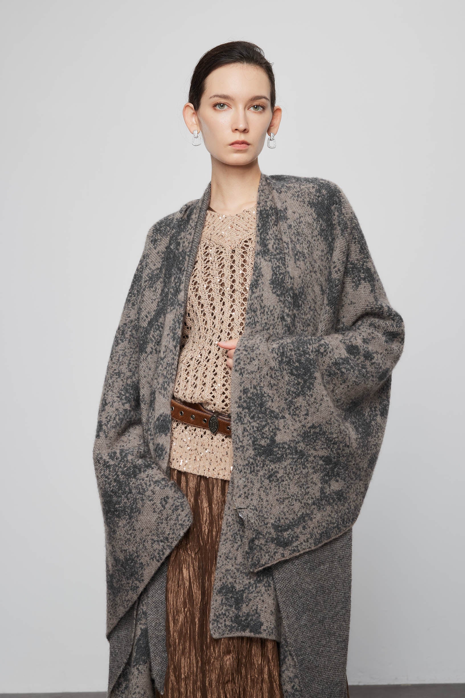 Max Simple Avant-Garde Cashmere Cape_Mocca - Image 2