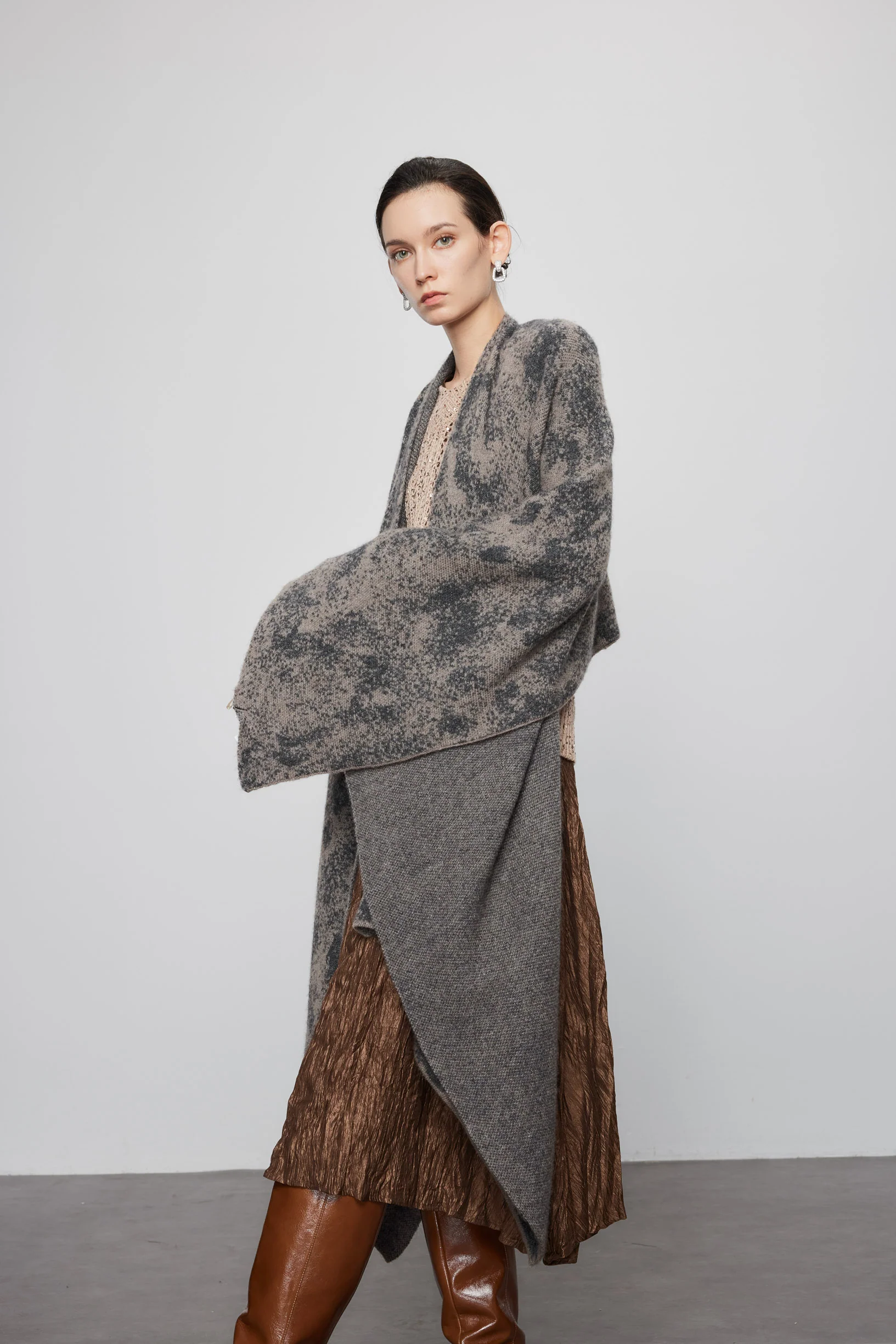 Max Simple Avant-Garde Cashmere Cape_Mocca - Image 3