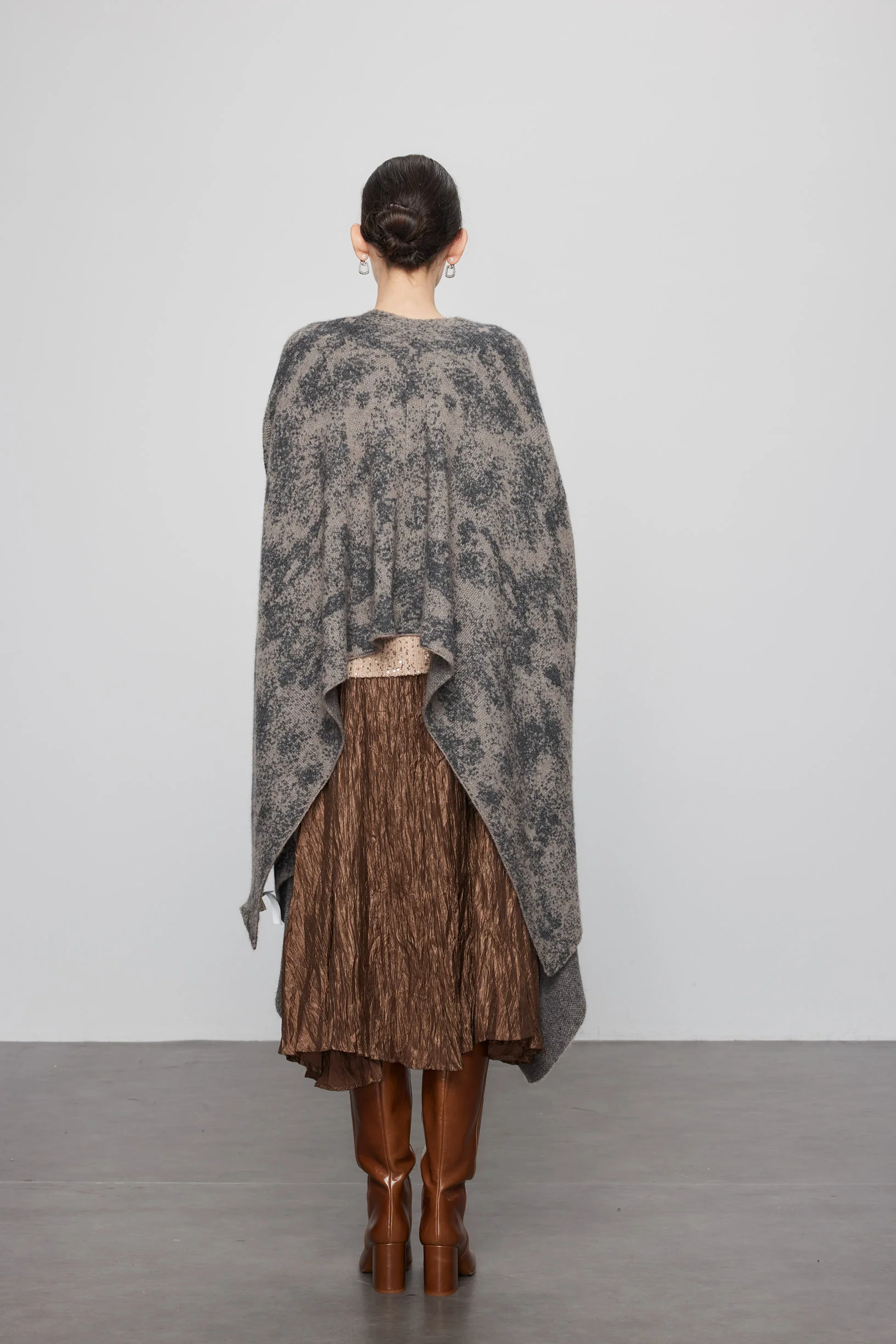 Max Simple Avant-Garde Cashmere Cape_Mocca - Image 4