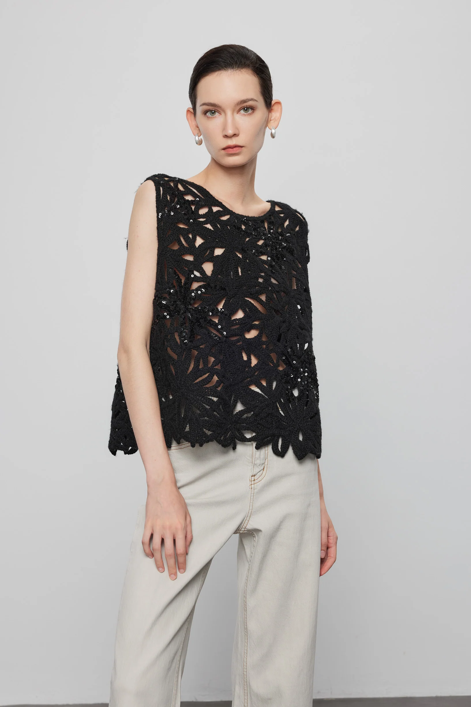 Max Simple Beaded Crochet Vest Black - Image 2