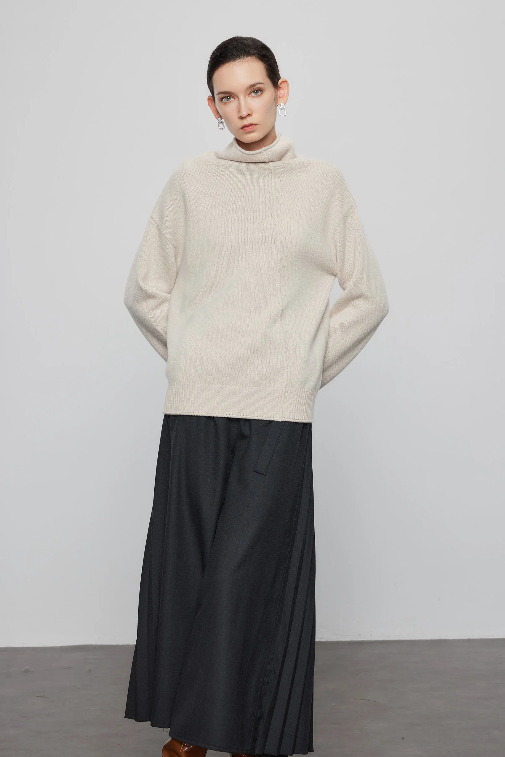 Max Simple Relaxed Turtleneck Cashmere_Oatmeal - Image 2