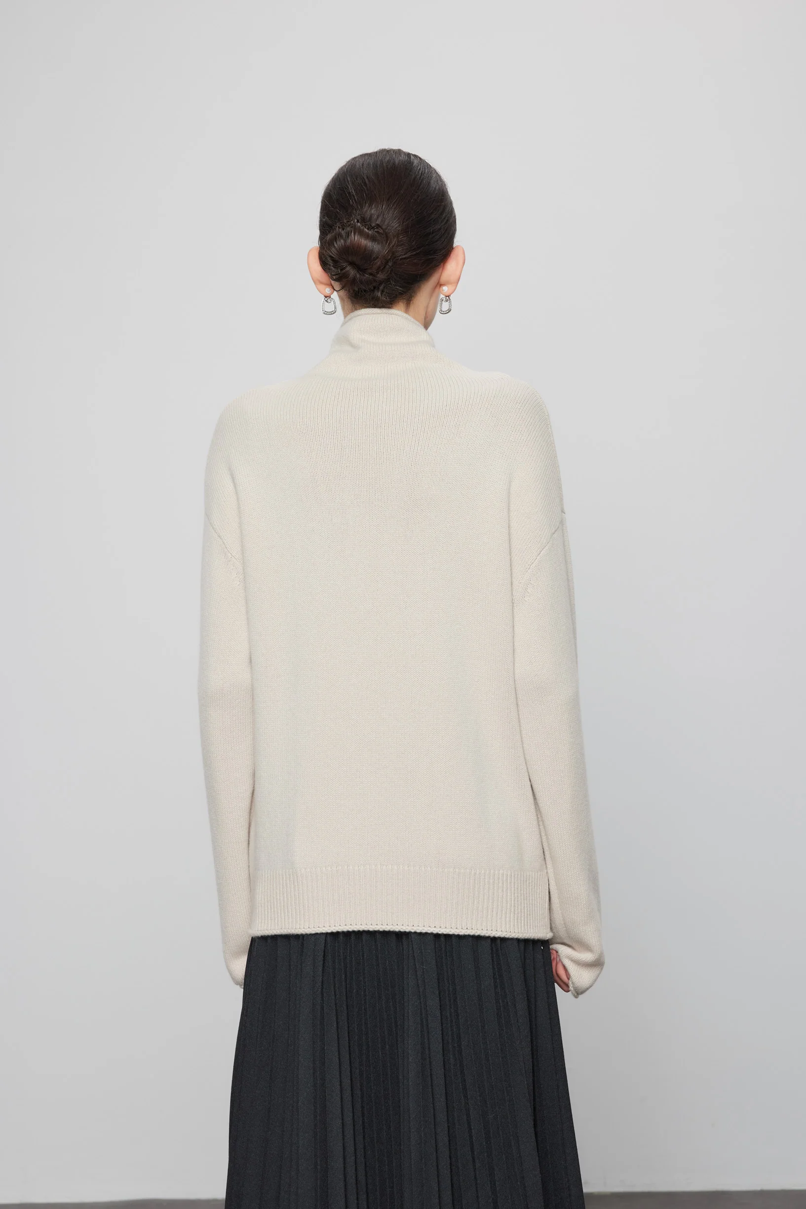Max Simple Relaxed Turtleneck Cashmere_Oatmeal - Image 4