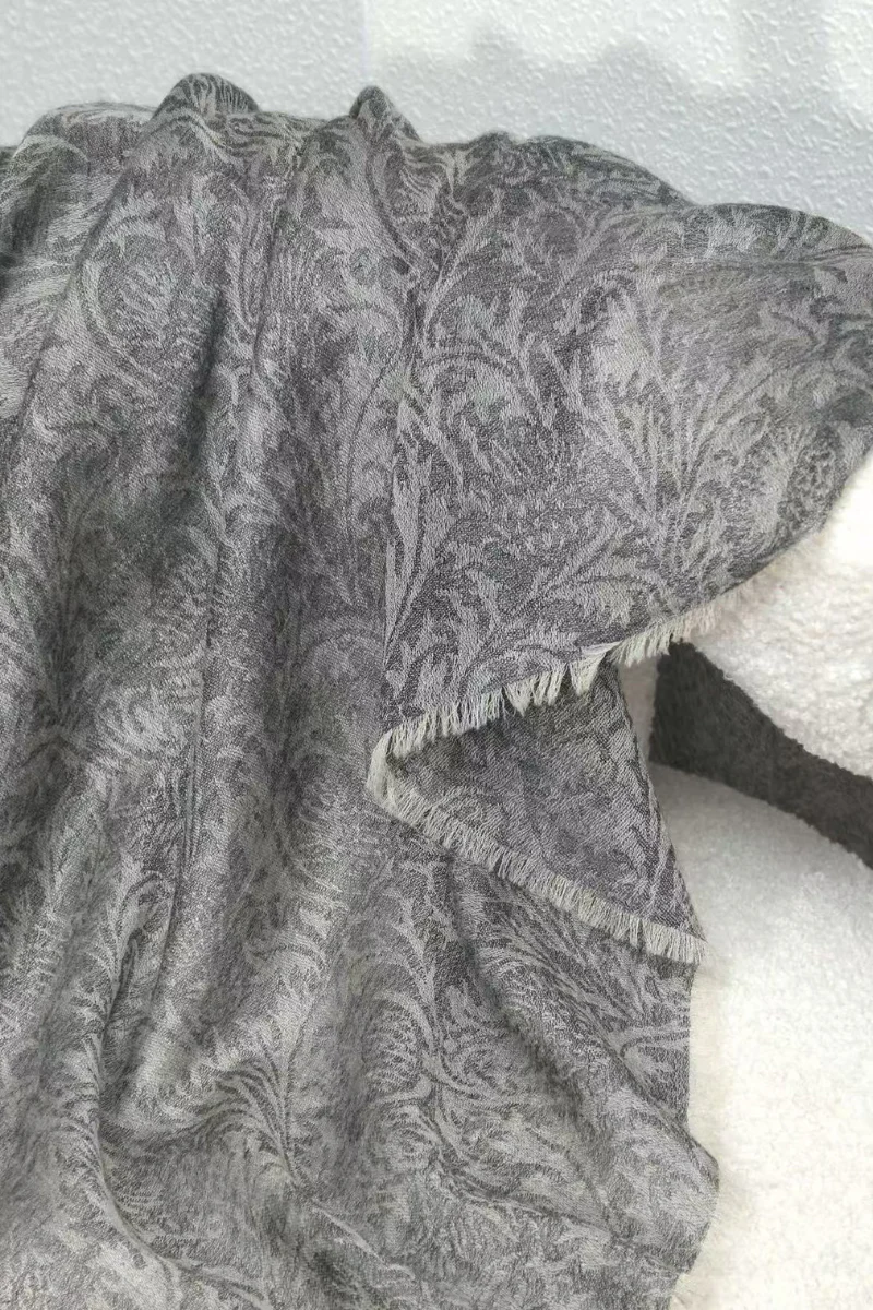 Max Simple Thistle Jacquard Cashmere Scarf Charcoal Grey - Image 2
