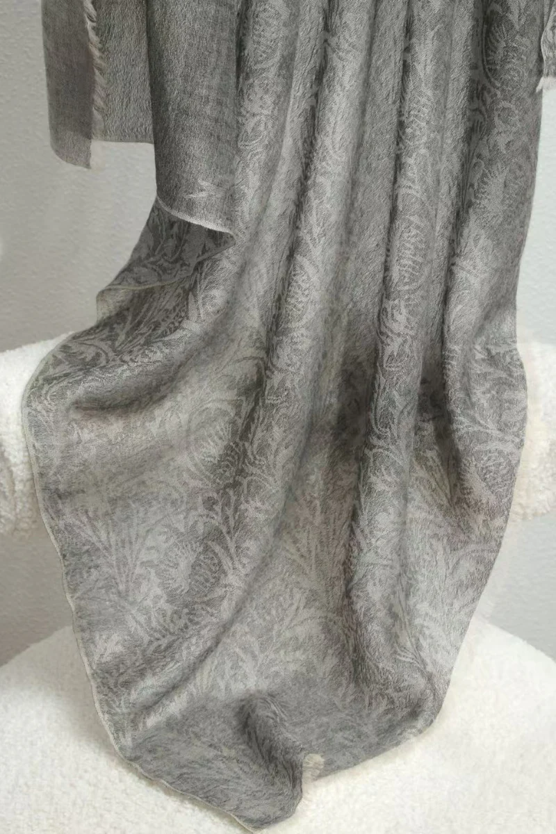 Max Simple Thistle Jacquard Cashmere Scarf Charcoal Grey - Image 3