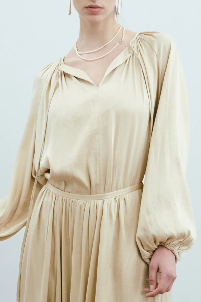 Max Simple V-neck Pleated Shirt Champagne - Image 3